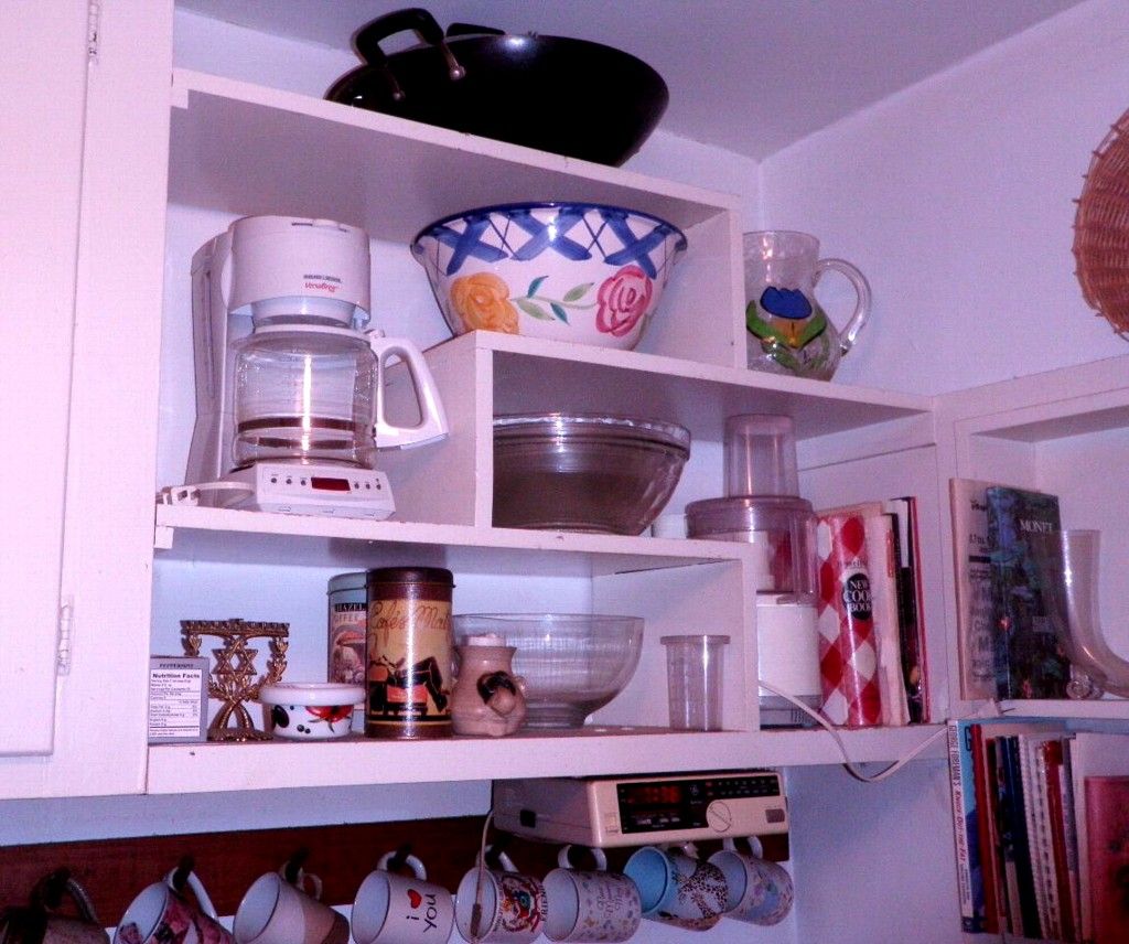 overstoveshelves0809-2frog.jpg